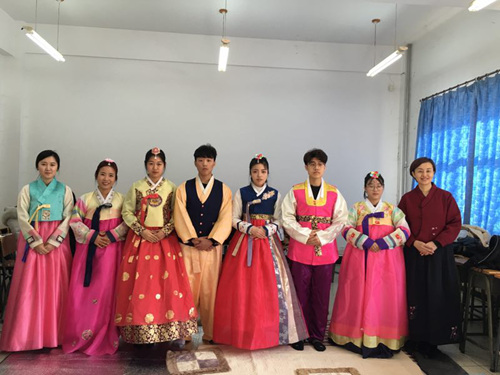 2018韩国传统服饰体验.jpg